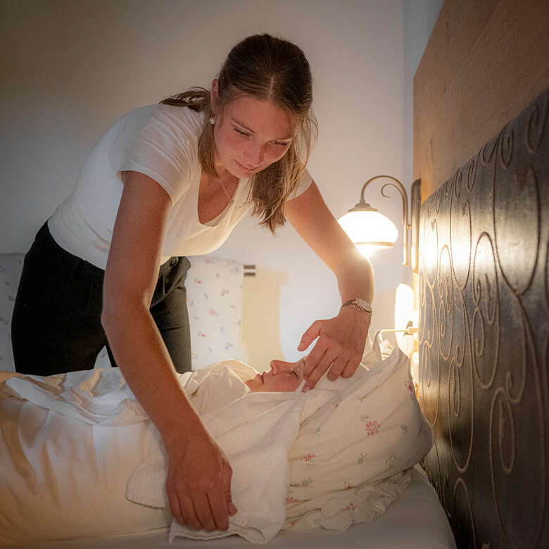 Packerin Barbara Geißler bei der Arbeit im Kurort Oberstaufen. Die Packung ist eine der vier Säulen der Original Schrothkur aus Oberstaufen.