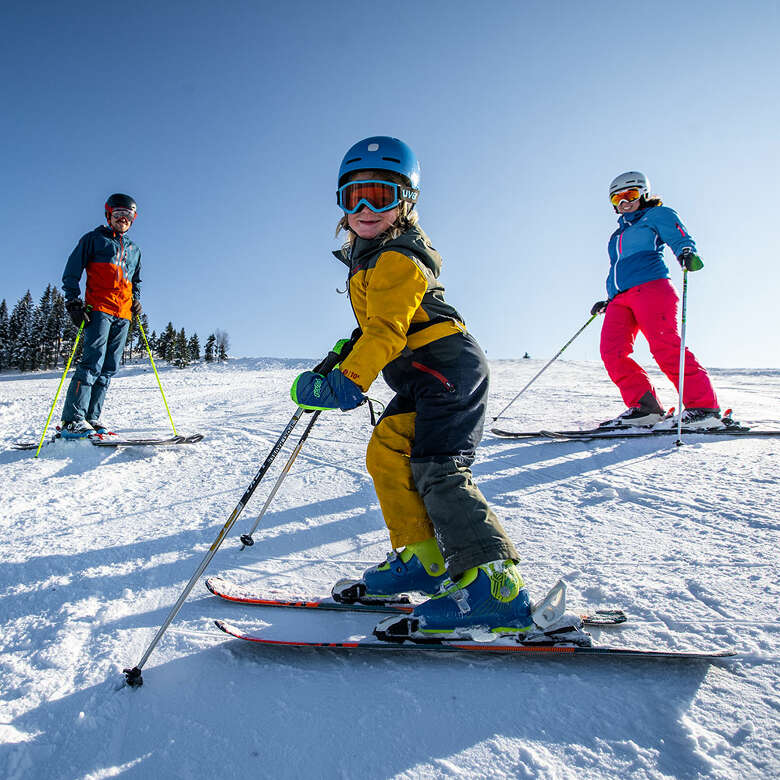 Skifahren mit Kindern im Allgäu Familie fährt Ski im Skigebietin Oberstaufen im Allgäu