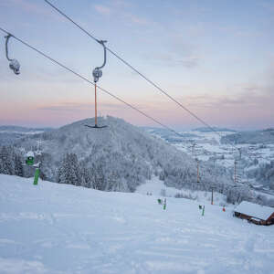 Schlepplift im Hündle-Skigebiet mit Weitblick über die verschneite Landschaft von Oberstaufen
