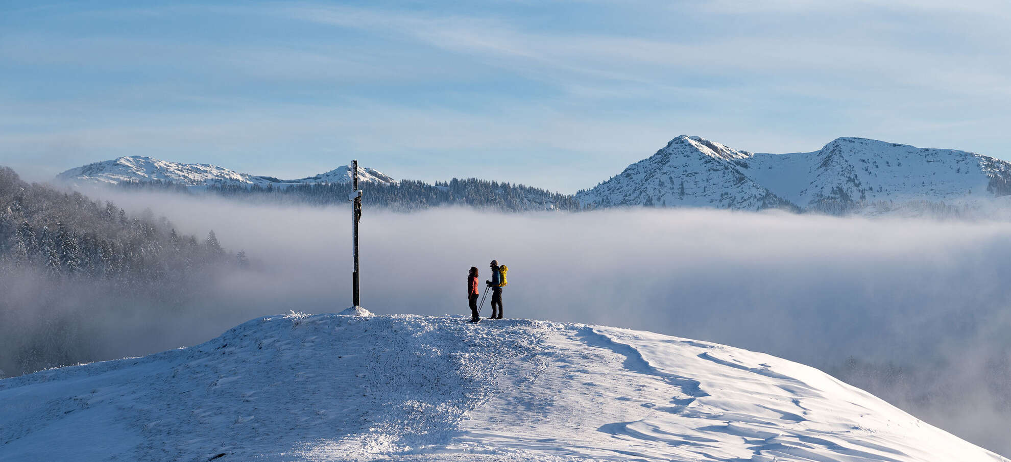 Winterwandern mit Ausblick Winterwanderung zum Jugetgipfel bei Oberstaufen mit Ausblick auf die verschneiten Berge